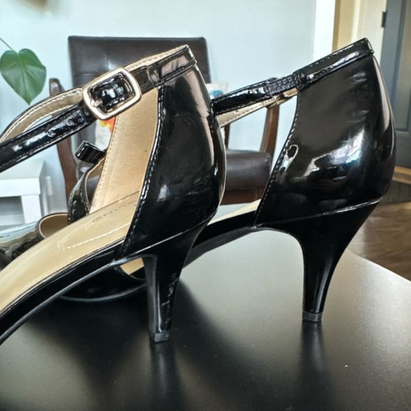 Bandolino Black Patent T-Strap Bow Pumps Womens Size 11M Pointed Stiletto Heels - Picture 6 of 13